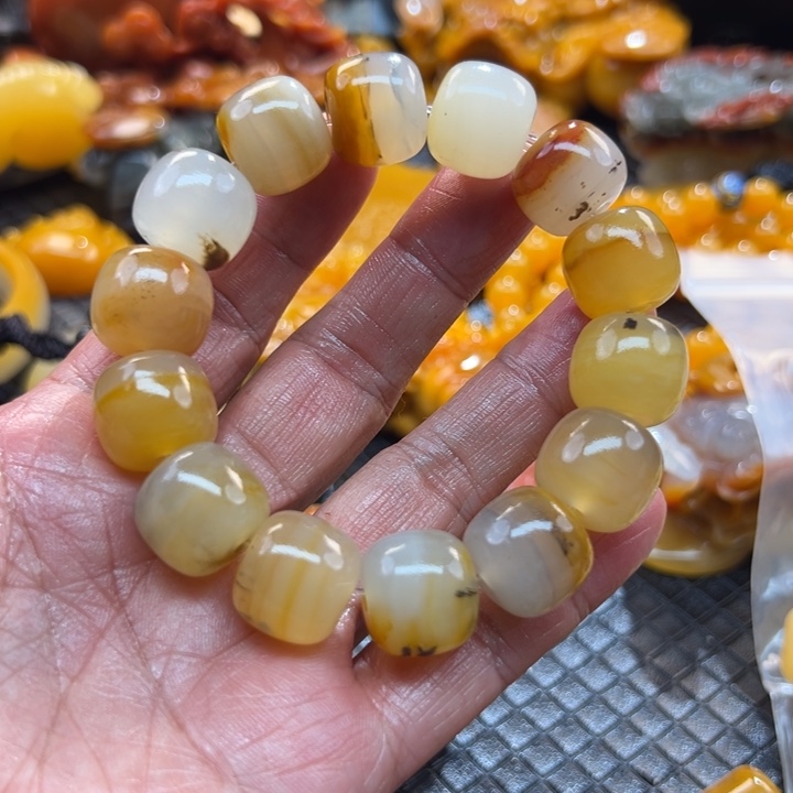 石英质玉（黄龙玉）颈饰未镶嵌在**飞