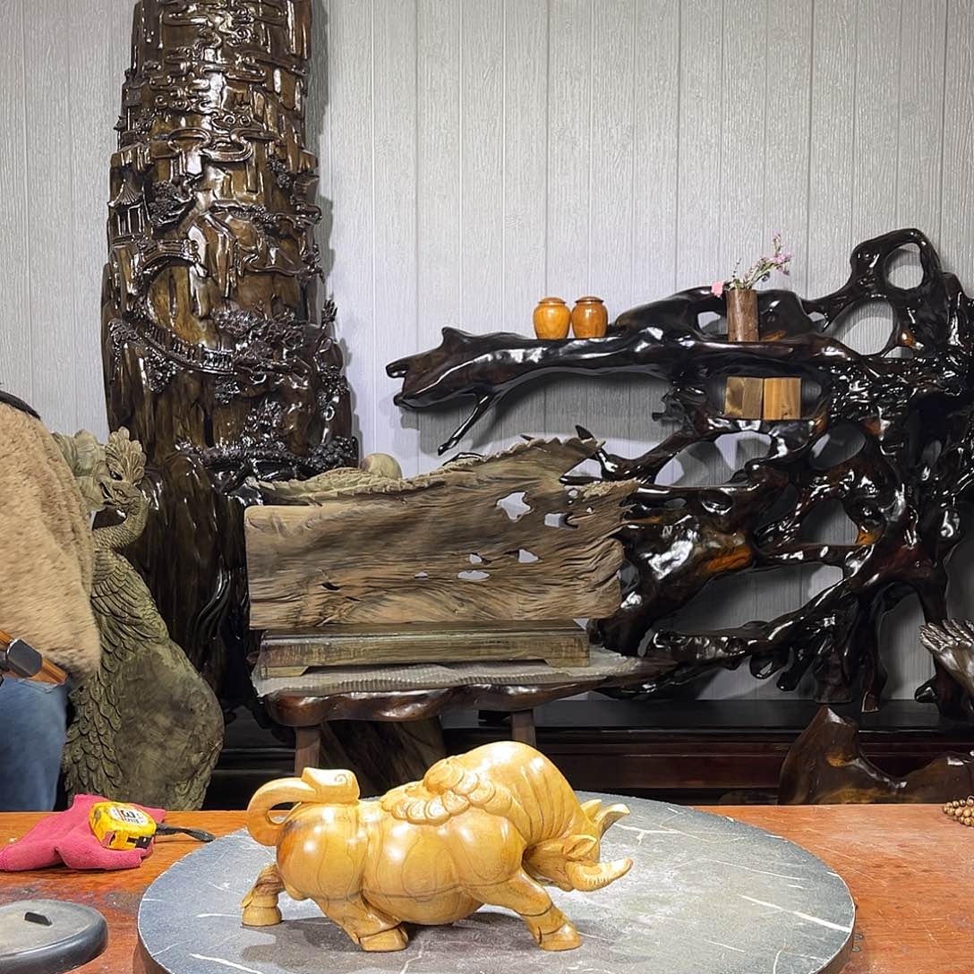 储***居金丝楠小叶祯楠牛摆件