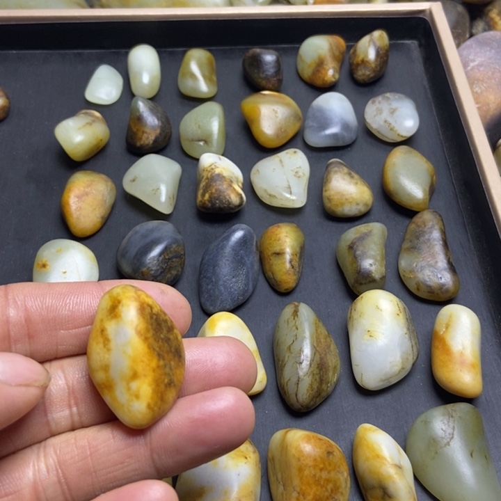 温***玉和田玉（糖玉）未镶嵌珠宝奇石