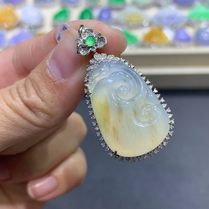 翡翠颈饰18K金镶嵌翡翠