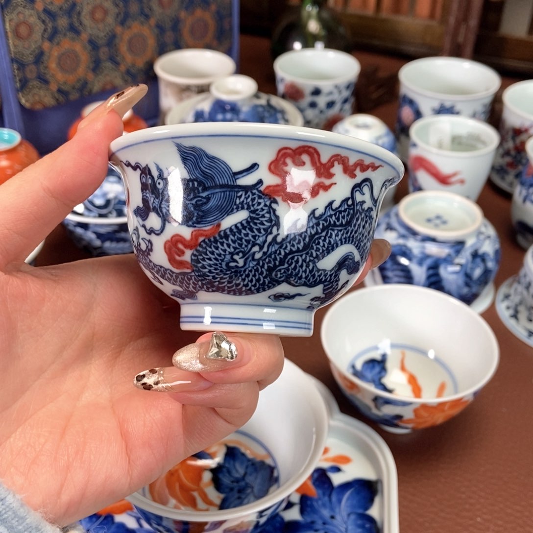 阳春白雪釉里红龙纹压手