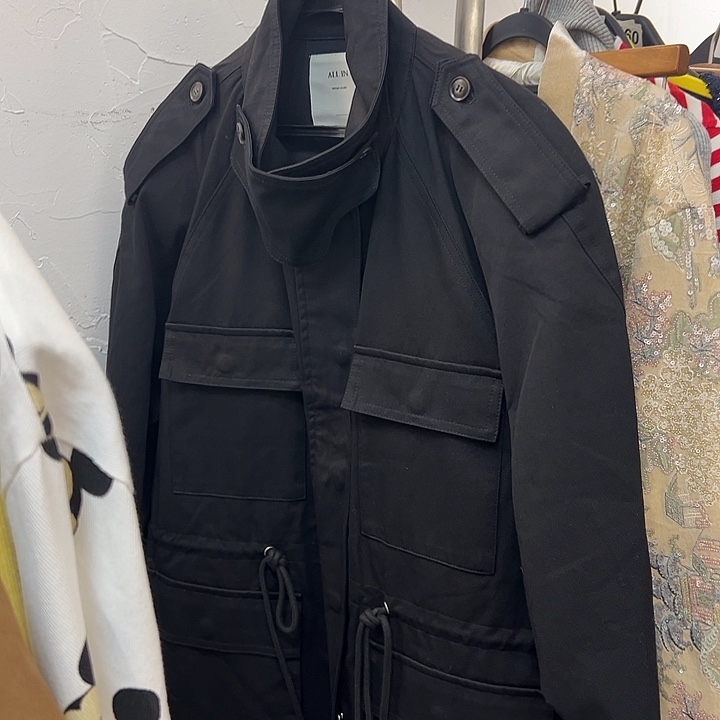 玉***米三醋酯纤维今天新款 可以收腰宽松黑色工装风风衣