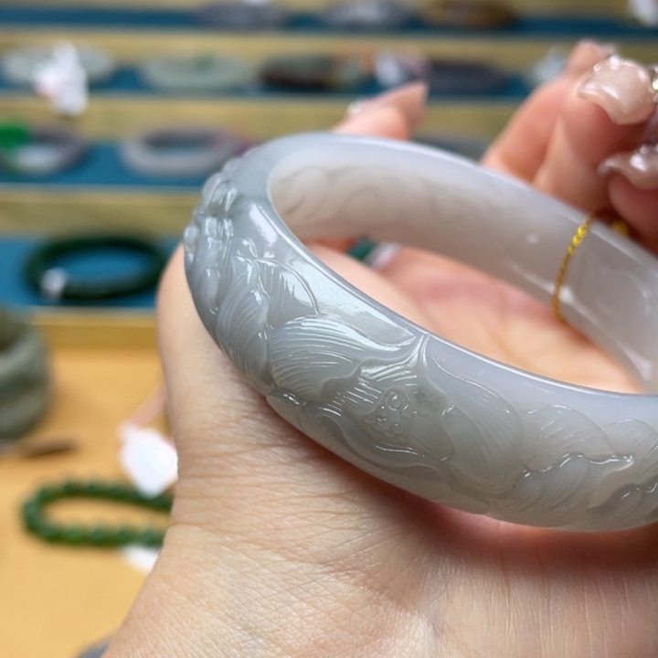 和田玉手镯59圈口。编号93未镶嵌