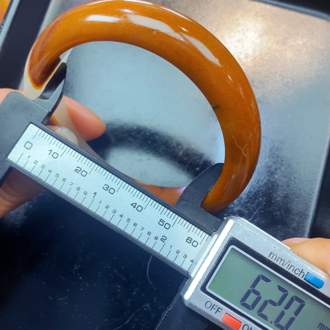 未镶嵌石英质玉（黄龙玉）颈饰