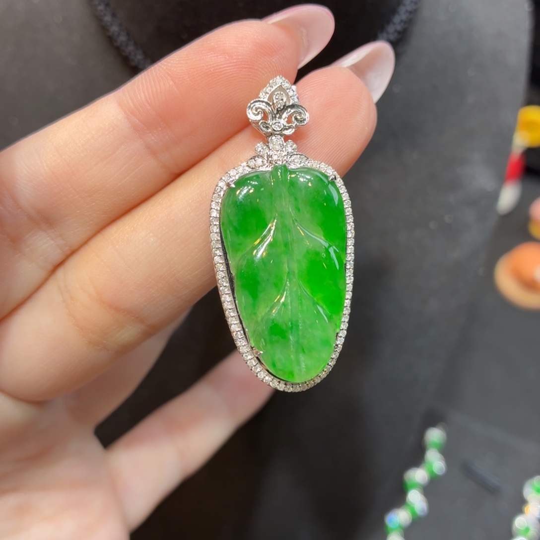 翡翠18K金镶嵌颈饰