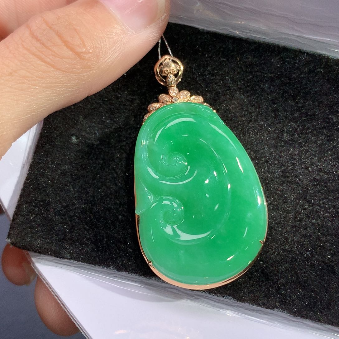 翡翠吊坠(赠链)18K金镶嵌
