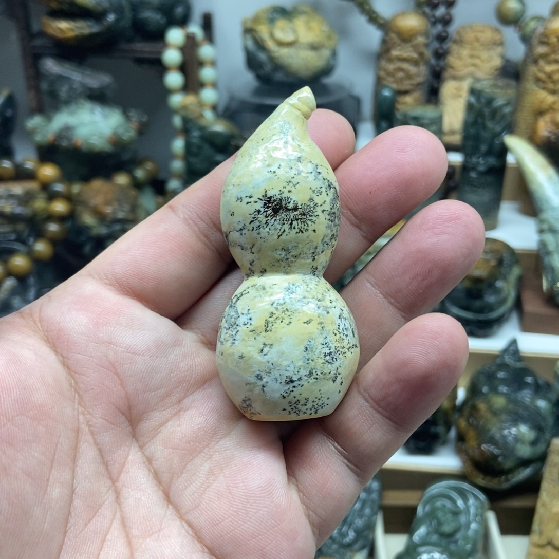 未镶嵌岫岩河磨玉（透闪石质玉）把件