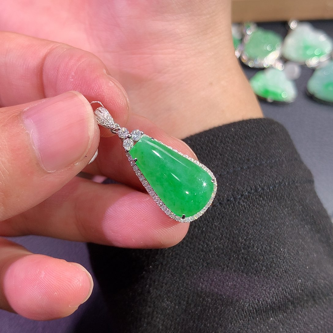 翡翠吊坠(赠链)18K金镶嵌