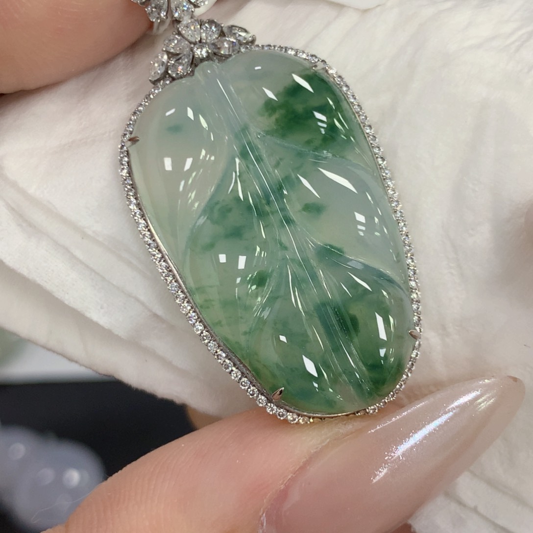 颈饰18K金镶嵌翡翠