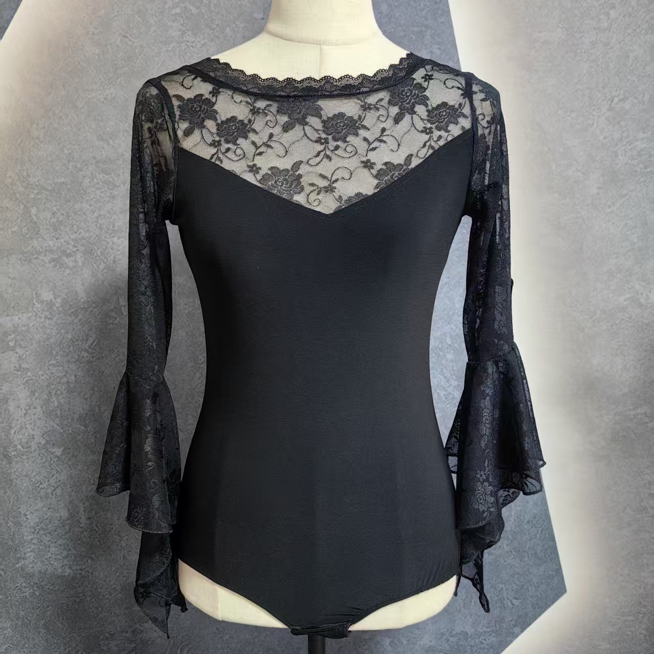 【浩婷雪娟】前圆后V露背蕾丝拼接喇叭袖连体衫