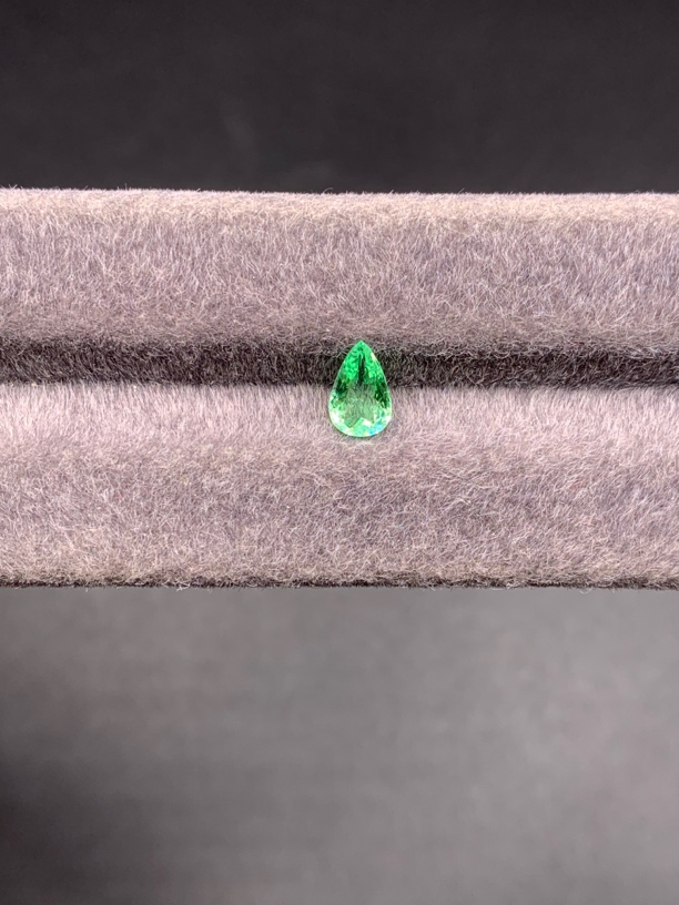 天然水滴形颜色艳丽帕拉伊巴碧玺0.76ct