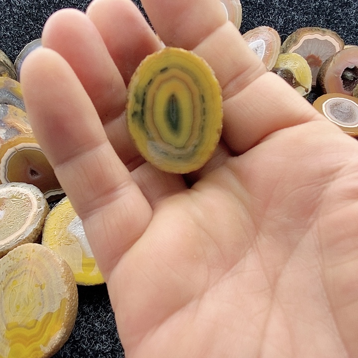 欧*累河北宣化战国红奇石