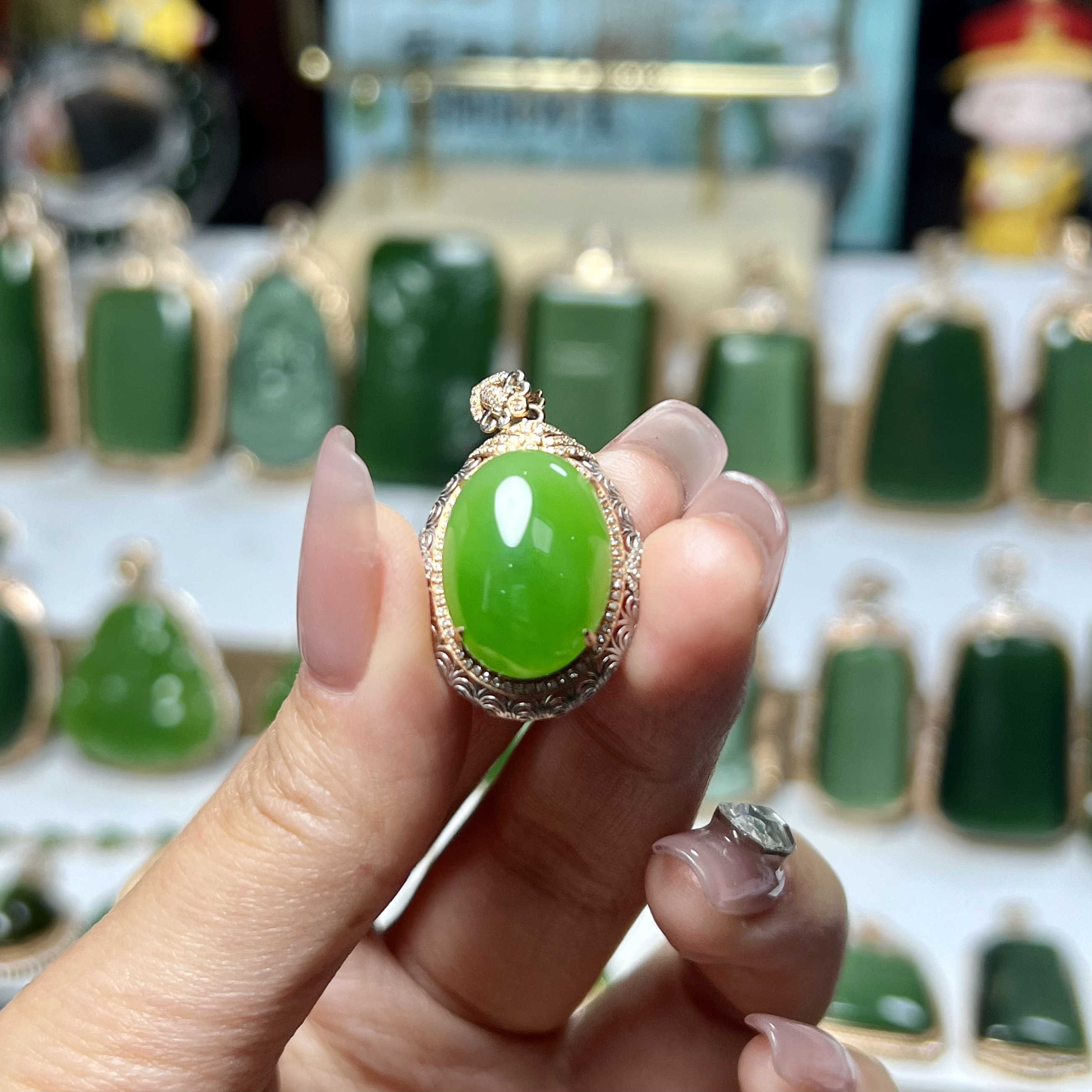 和田玉碧玉18K金苹果绿蛋面吊坠