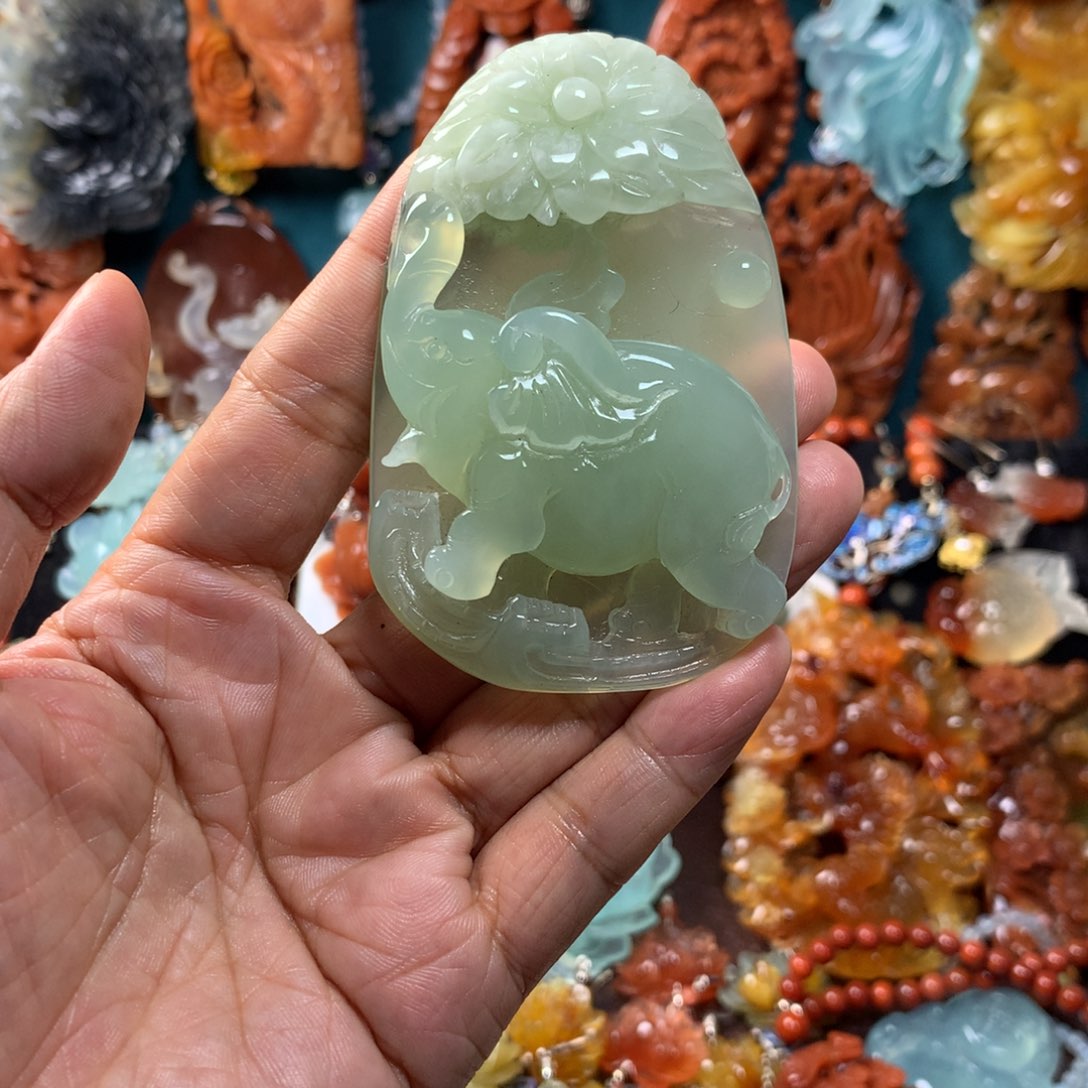 蛇纹石玉挂坠未镶嵌