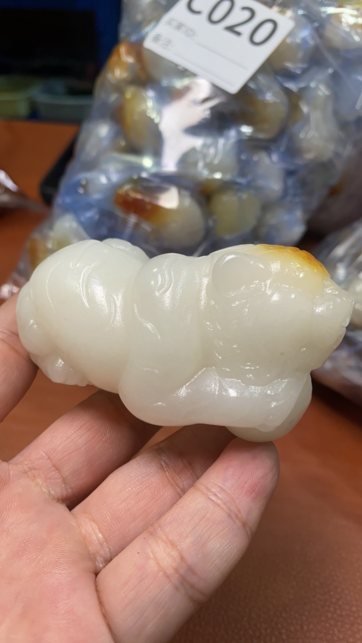C  21  虎戏珠手持