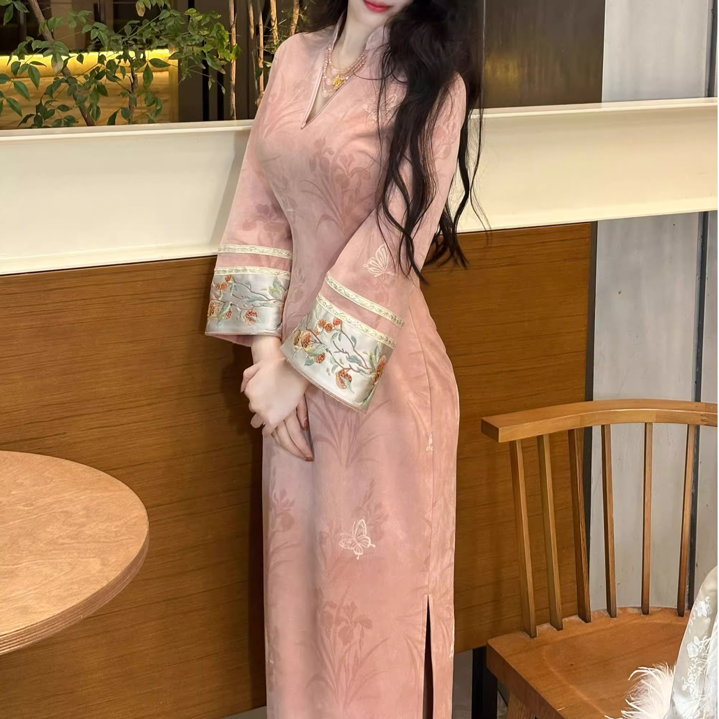 秋冬温柔麂皮绒刺绣珠链旗袍复古长袖旗袍收腰v领旗袍 桃花乌龙 