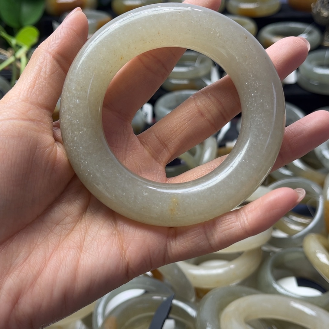 轩***2石英质玉未镶嵌手镯