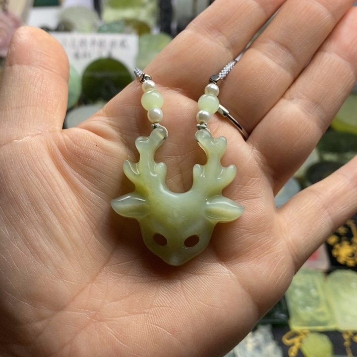 蛇纹石玉颈饰合金