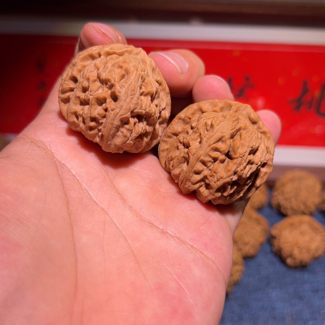 吊坠文玩核桃41全品三角白狮子，色差，41克，大漏