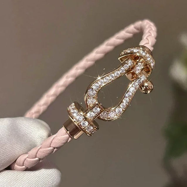 皮质手链 带细节粉色马蹄扣手链手环299