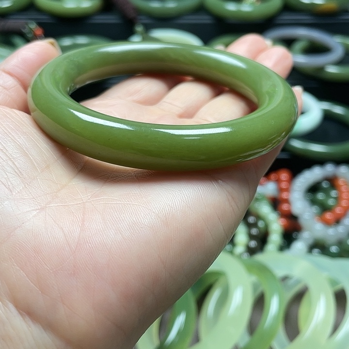 和田玉未镶嵌手镯