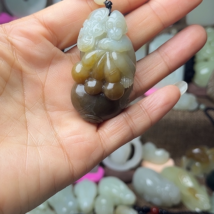 周***焙和田玉（糖玉）未镶嵌颈饰