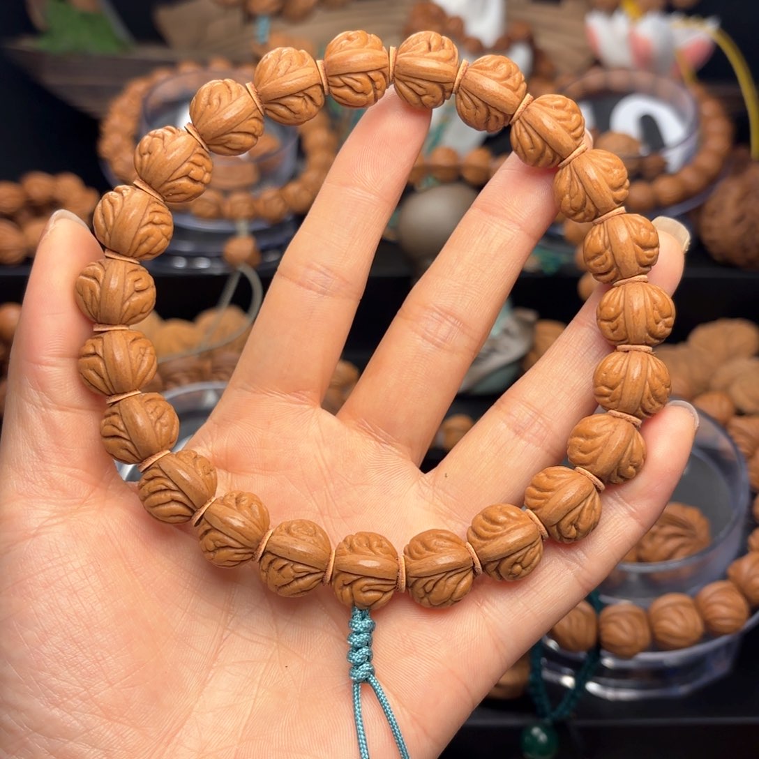 桃核吊坠野生金蝉13手持