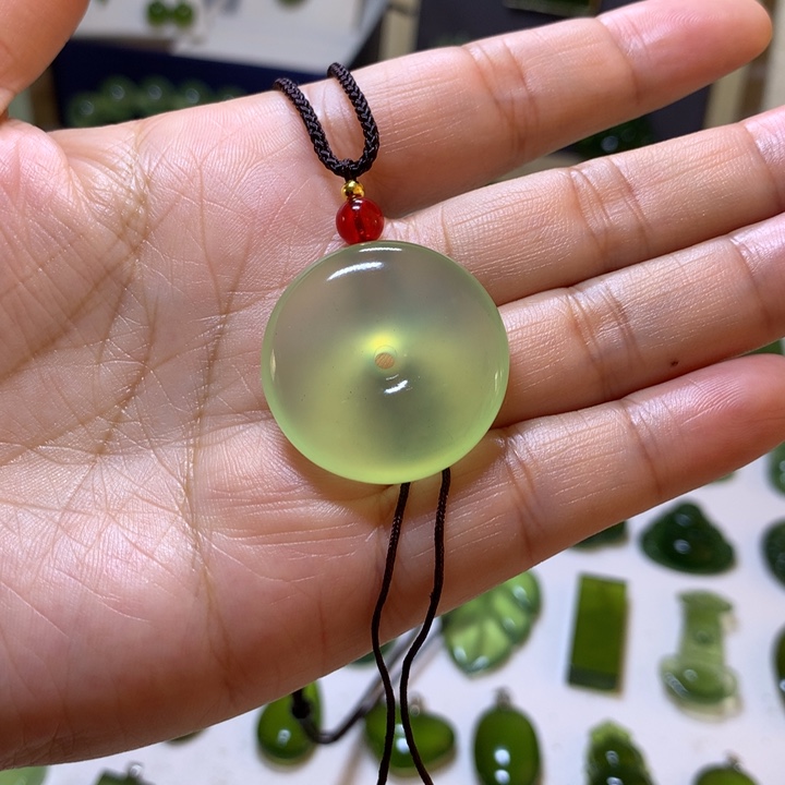 岫玉未镶嵌颈饰吊坠