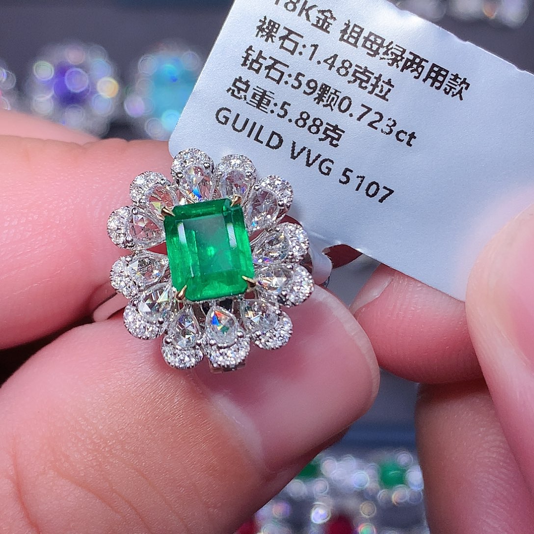 18K金镶嵌祖母绿戒指