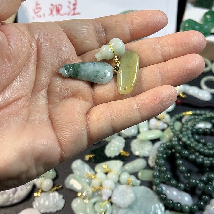 翡翠未镶嵌吊坠(赠链)