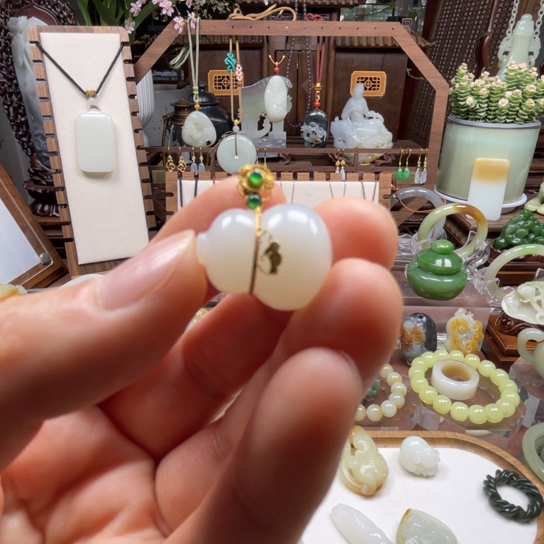 团****和田玉18K金镶嵌挂件