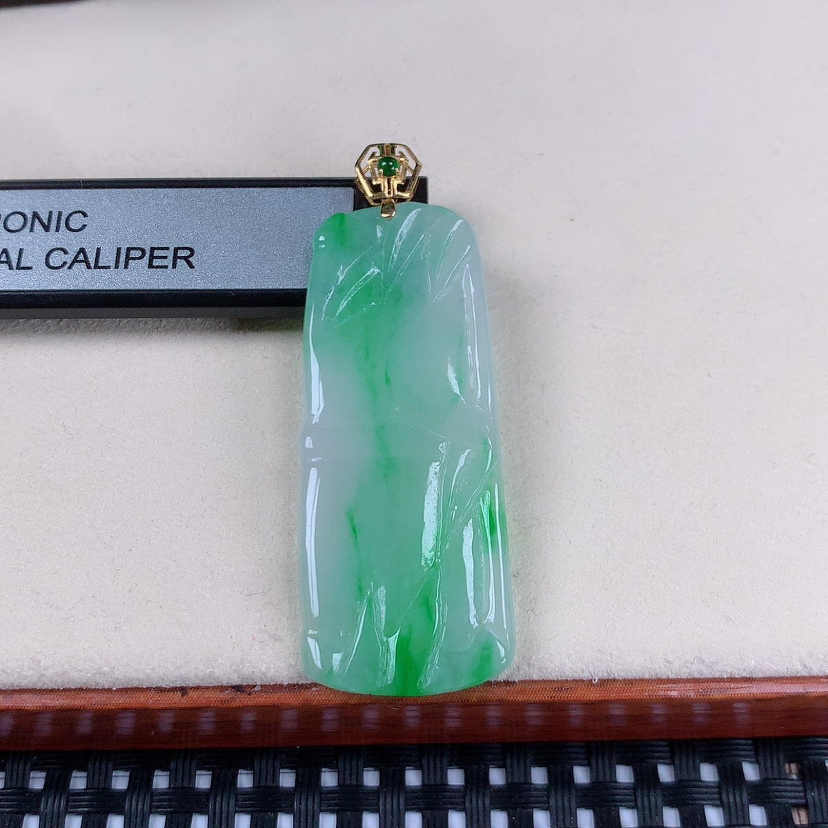 缅甸天然翡翠18k金镶嵌飘阳绿竹节吊坠尺寸：47.6×18.6×3mm