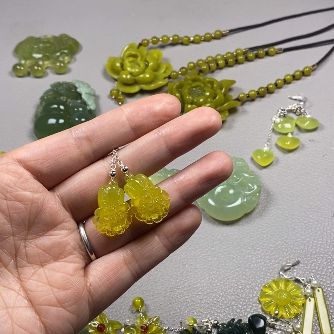 蛇纹石玉未镶嵌挂件耳饰