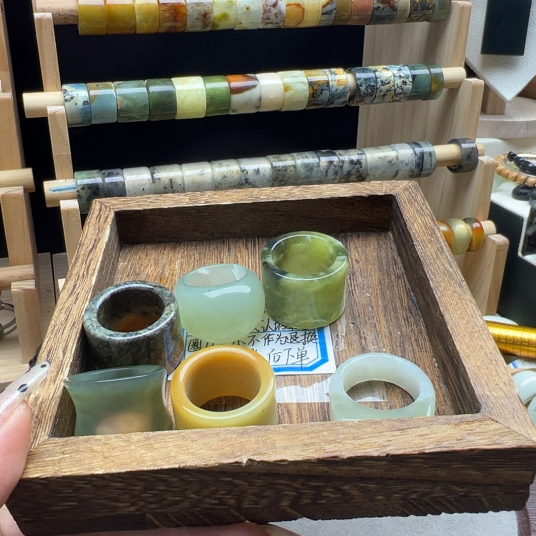 绿***红蛇纹石玉合金戒指默认瑕疵 不退不换