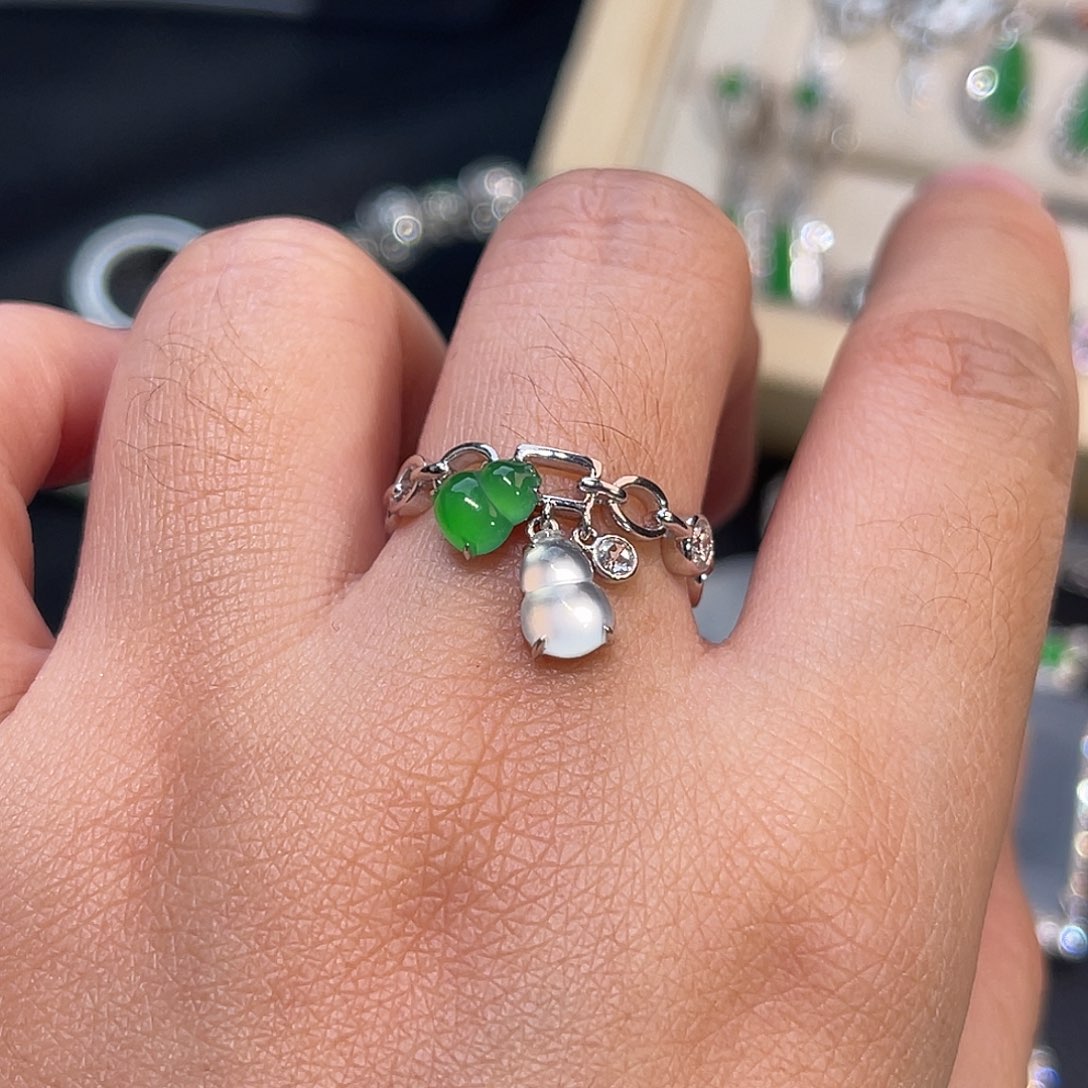 翡翠18K金镶嵌戒指双色葫芦