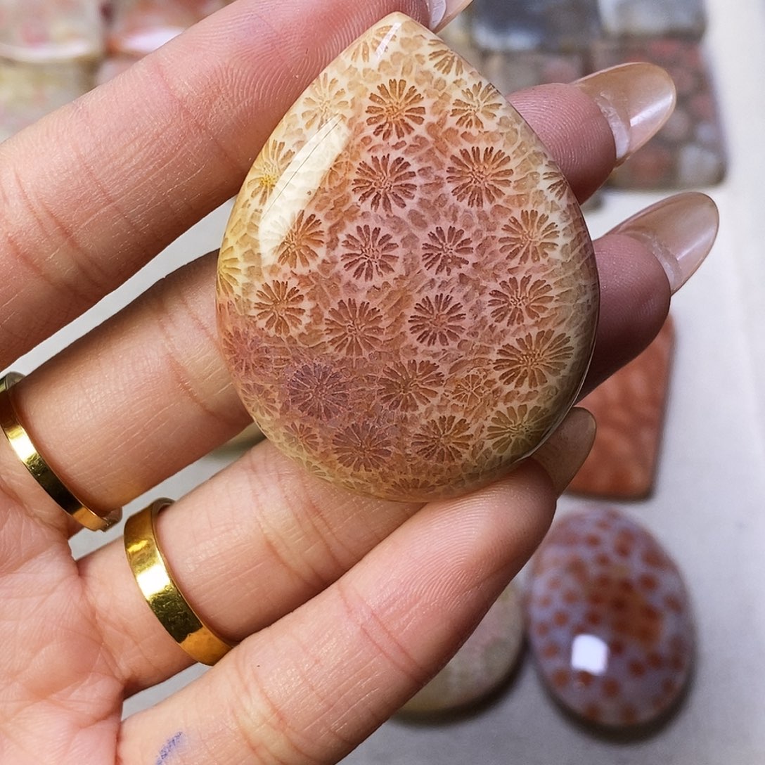 合金颈饰硅化玉爱****?