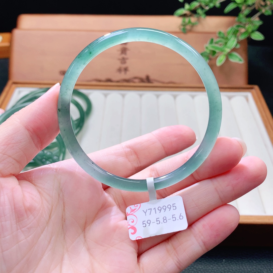 翡翠未镶嵌手镯（圆镯）