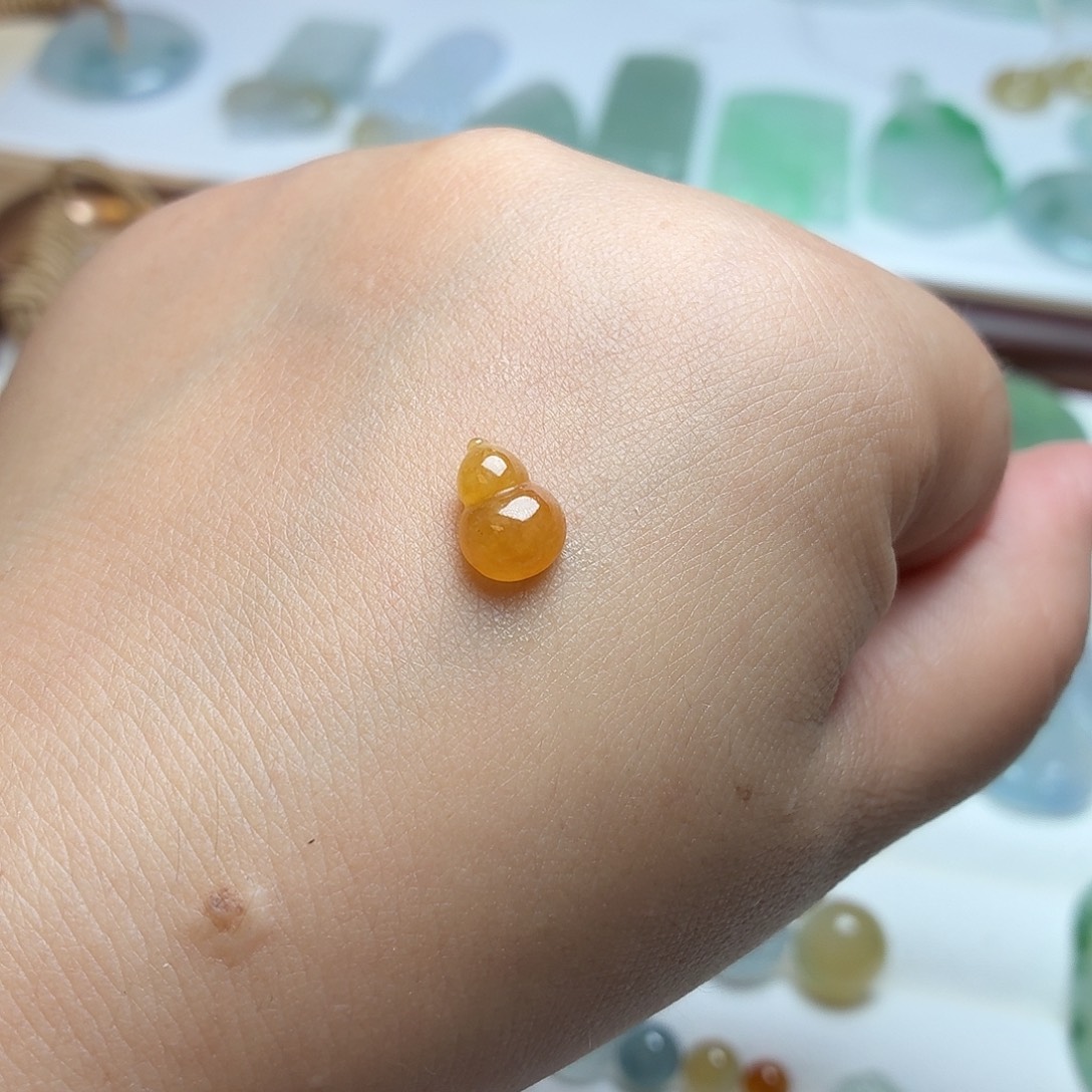 颈饰未镶嵌翡翠冰红翡葫芦
