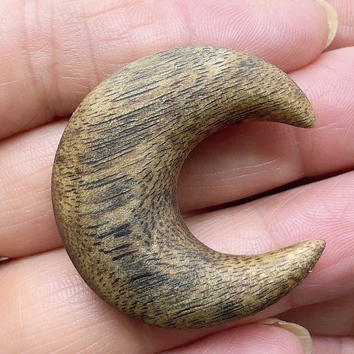 沉香沉香碎屑雕刻月亮牌2.8克