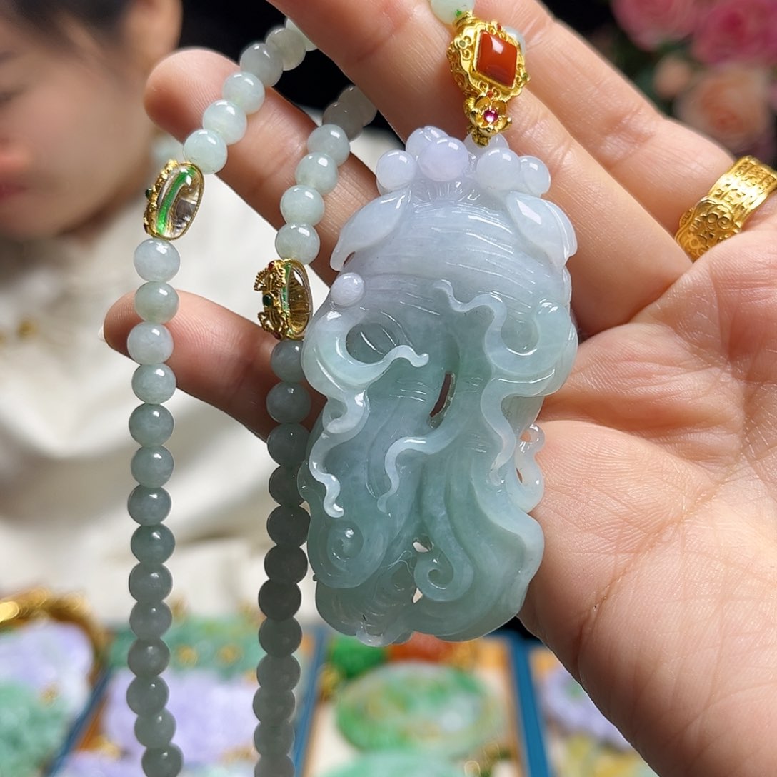 翡翠颈饰未镶嵌人生