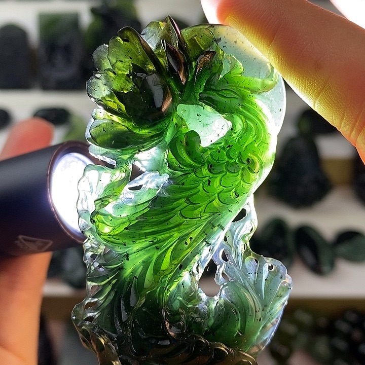 蛇纹石玉未镶嵌凤栖牡丹