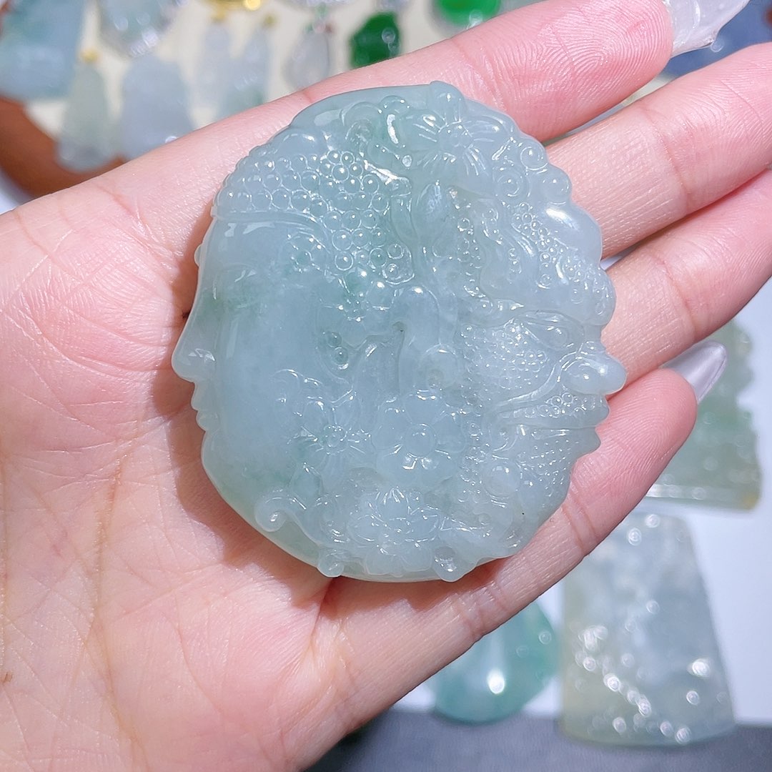 翡翠颈饰未镶嵌一念之间