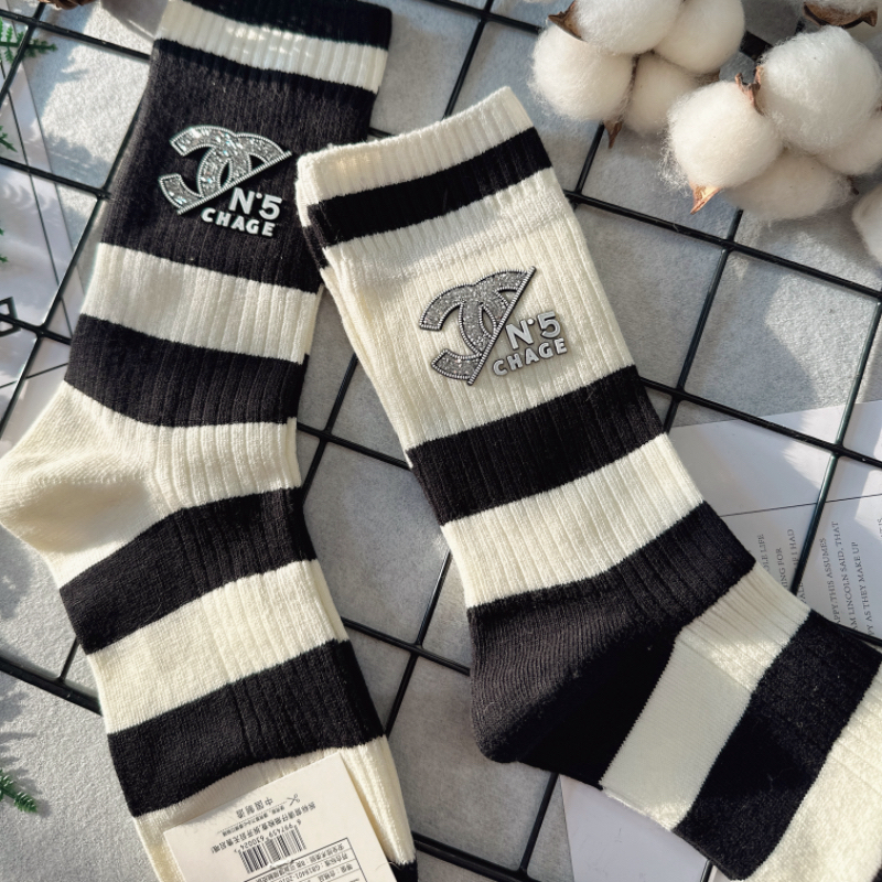 欧货ins潮袜子女个性小众条纹中筒袜秋冬百搭黑白拼色网红长筒袜