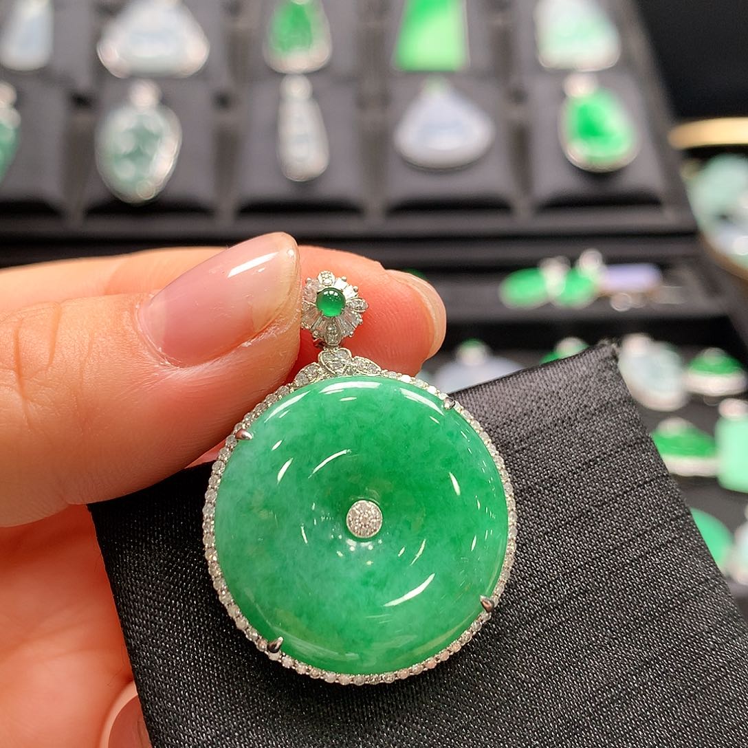 翡翠18K金镶嵌颈饰平安扣