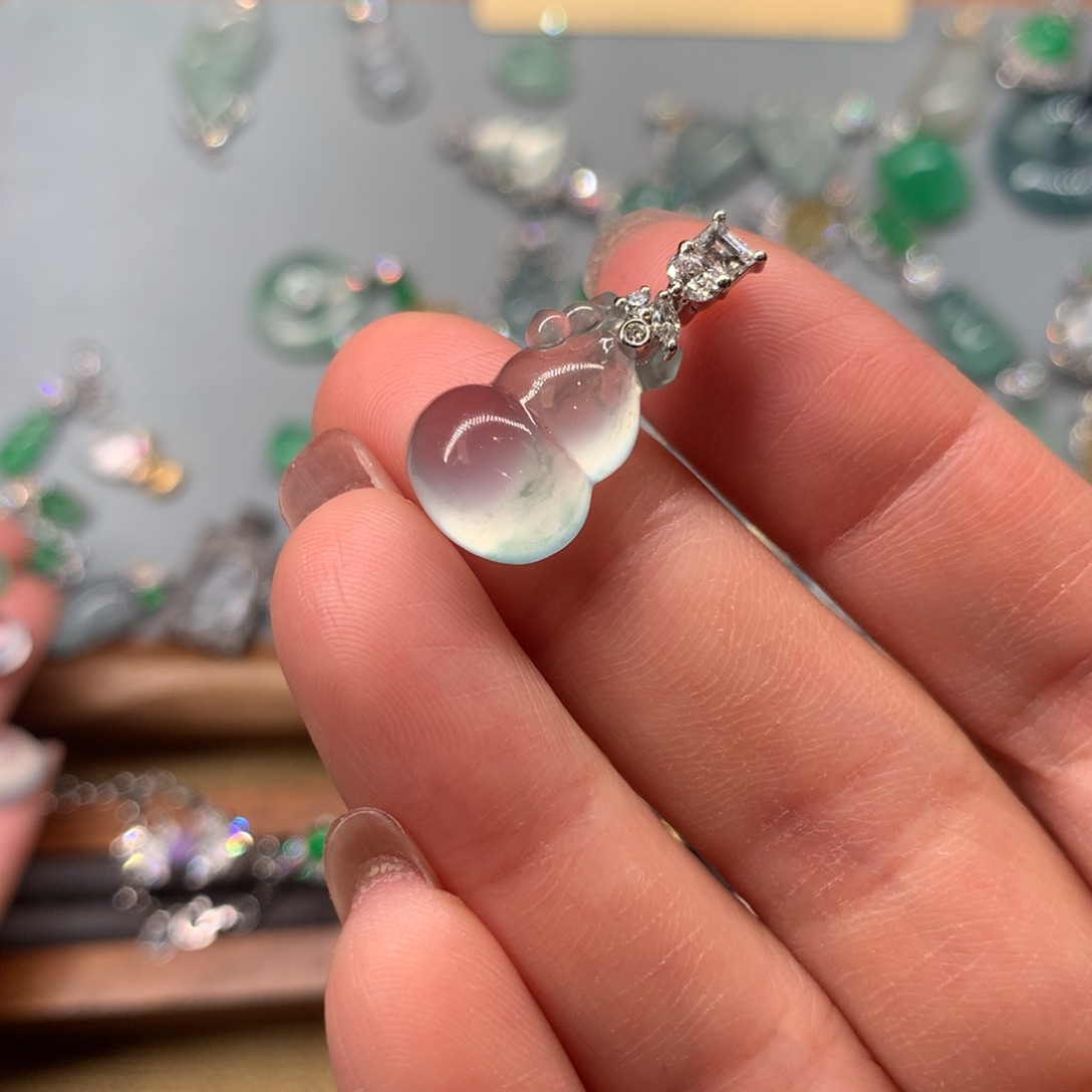 翡翠18K金镶嵌颈饰吊坠