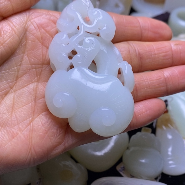 和田玉未镶嵌把件