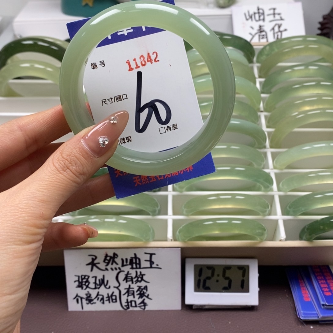 蛇纹石玉手镯未镶嵌