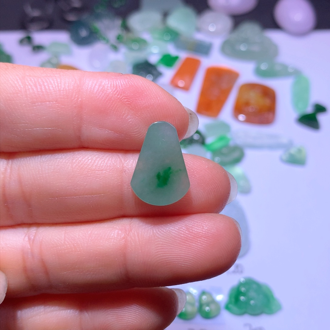 翡翠颈饰未镶嵌牌