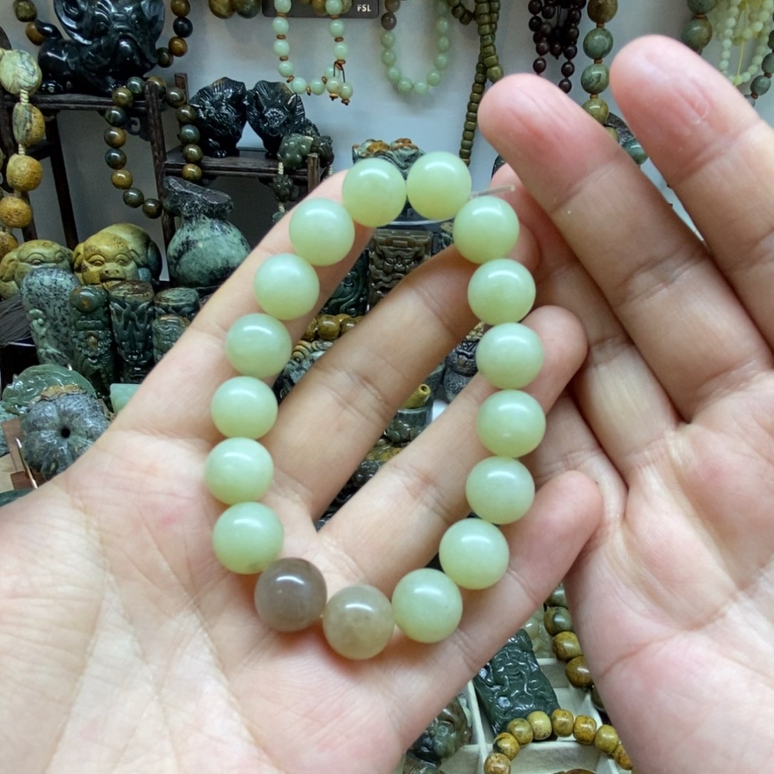 未镶嵌岫岩老玉（透闪石质玉）把件