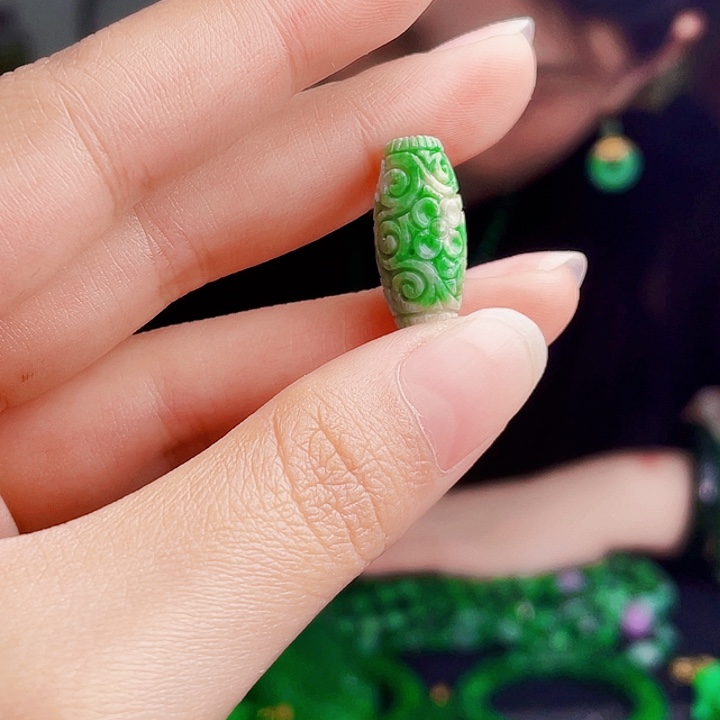 翡翠未镶嵌颈饰多样性